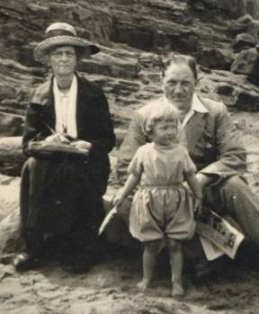 Elizabeth Kate with WENT and Muriel c. 1927.jpg